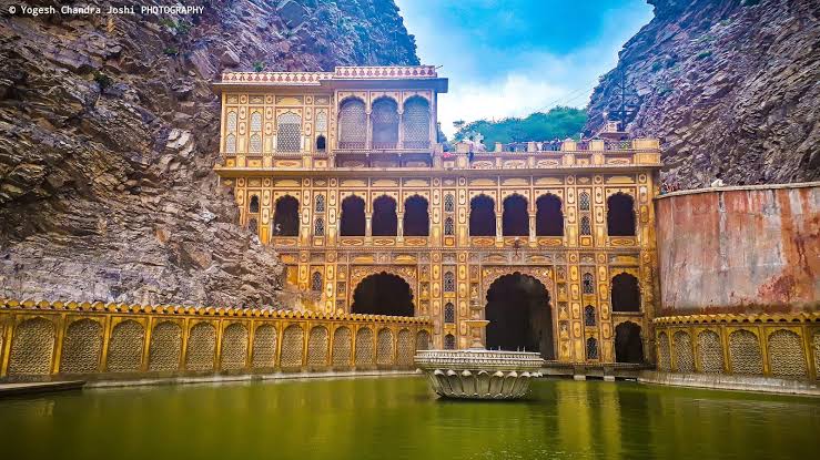 Travelergram11's tweet photo. अपनी स्थापत्य कला और खूबसूरती के लिए विश्वभर में ‘गुलाबी नगरी’ के नाम से विख्यात राजस्थान की राजधानी जयपुर के स्थापना दिवस पर समस्त प्रदेश एवं जयपुरवासियों को हार्दिक शुभकामनाएं।
जयपुर अपनी सांस्कृतिक विरासत एवं ऐतिहासिक धरोहरों के लिए विश्व के शीर्ष पर्यटन स्थलों में शुमार है। https://t.co/wKCxOmraeZ