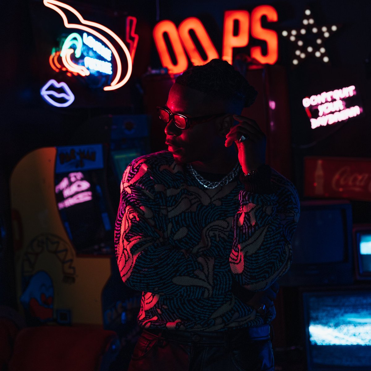 OfficialBoluAji's tweet photo. My EP #STRANGER is out now 🌍✨💜 !! 
Run it upppppp 🔥🔥🔥🔥
https://t.co/a6wkXjm4TN https://t.co/RVnKkZVIAe