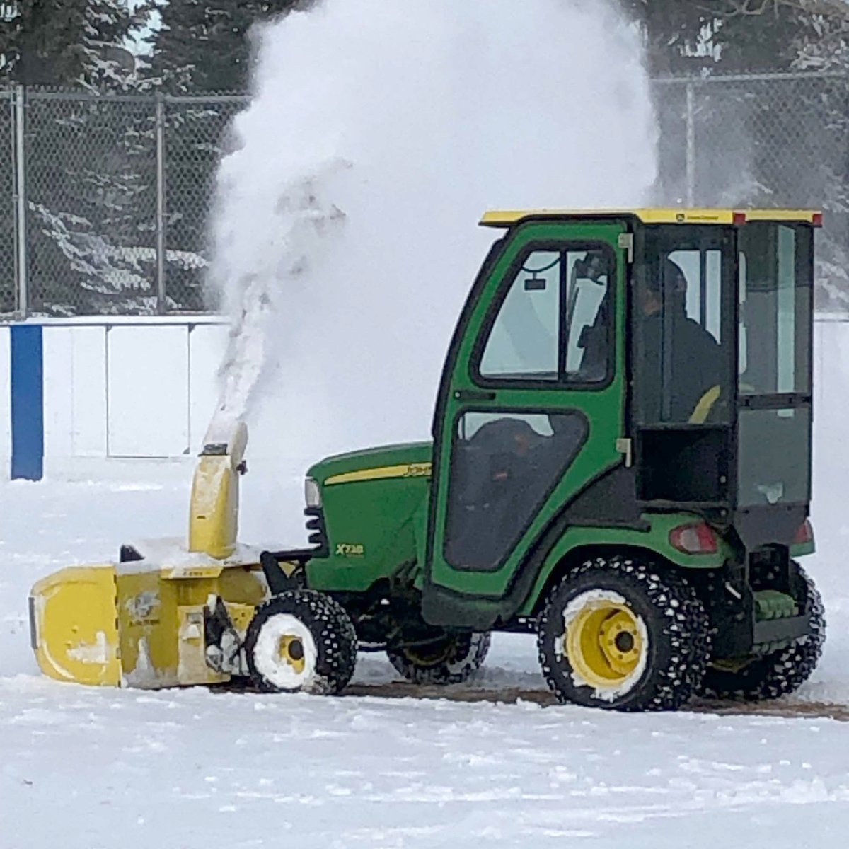 LewisEstatesCL's tweet photo. It's #ODR Season and our rink crew just got started clearing snow and flooding. Want to help get the rink started? Sign up, we'll be in touch. https://t.co/yu57nDeZWX https://t.co/XPmKkIQiQe