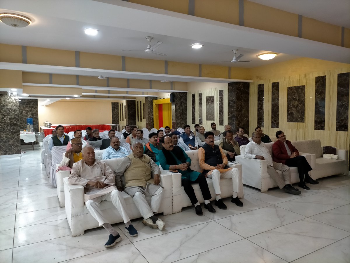GangaSamagra's tweet photo. 14 नवंबर 2021, दिन रविवार को होटल त्रिवेणी संगम, अंदावा, झूंसी, प्रयागराज में  गङ्गा समग्र, काशी प्रांत के समस्त जिला संयोजकों, सह संयोजकों एवं संरक्षक मंडल की बैठक संपन्न हुई । 
 मुख्य अतिथि - मा. रामाशीष जी (राष्ट्रीय संगठन मंत्री, गंगा समग्र) https://t.co/lJ73EWenqS