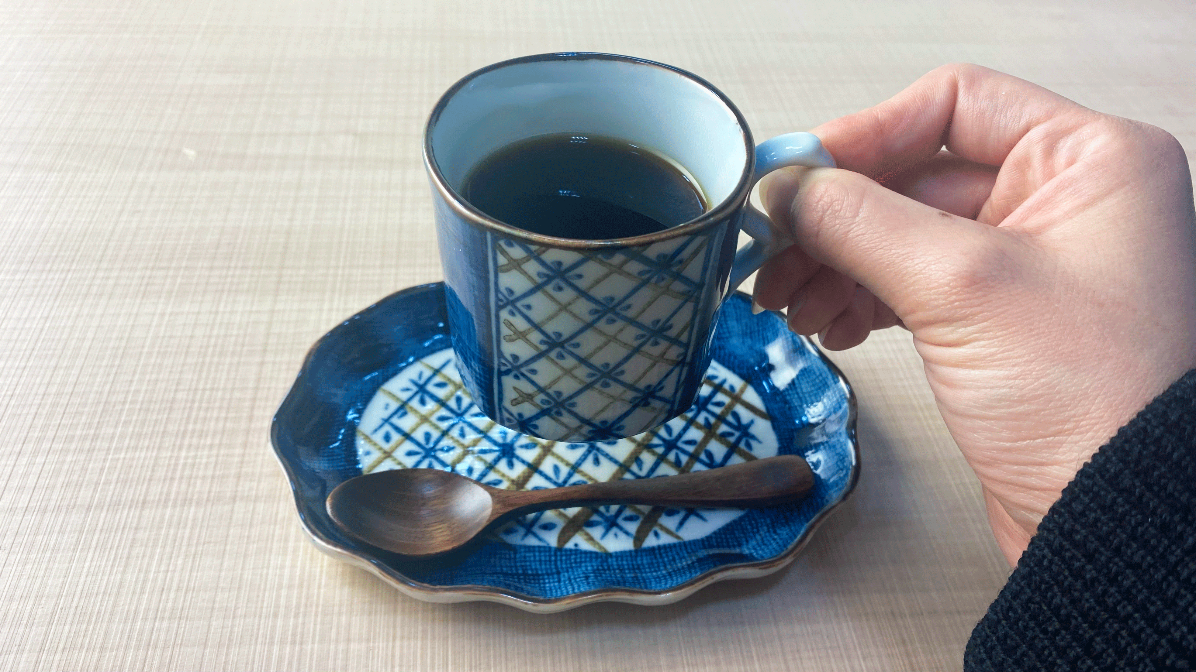やよい軒 公式 やよい軒では 食後にほっと一息つけるドリンクもご用意しておりますヽ ー ノ ﾎｯ ホットコーヒー 100円 税込 ソフトドリンク各種 150円 税込 オレンジ ピーチ マンゴー コーラ アイスコーヒー 食後に一杯 ﾎｯといかがですか