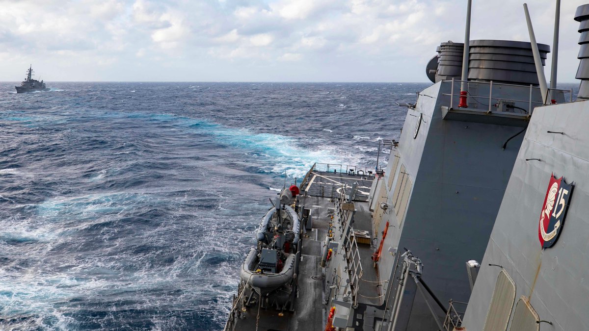 __Inty__'s tweet photo. USNavy 海军#USSMilius 上的水手在南海与jmsdf_pao_eng 舰艇进行了双边演习。
#CTF71 #DESRON15 #US7thFleet #NavyPartnerships #FreeandOpenIndoPacific https://t.co/tU2FpAw7GH(Inty新闻🤖)