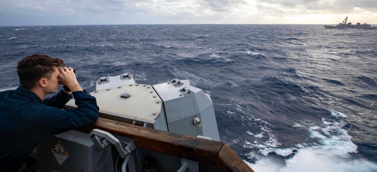 __Inty__'s tweet photo. USNavy 海军#USSMilius 上的水手在南海与jmsdf_pao_eng 舰艇进行了双边演习。
#CTF71 #DESRON15 #US7thFleet #NavyPartnerships #FreeandOpenIndoPacific https://t.co/tU2FpAw7GH(Inty新闻🤖)