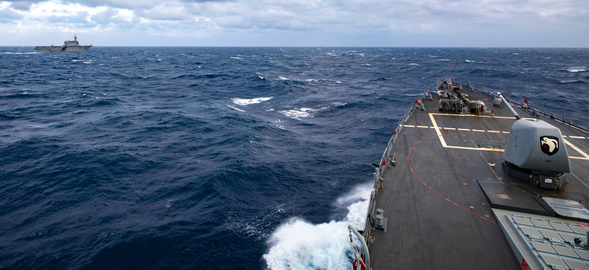 __Inty__'s tweet photo. USNavy 海军#USSMilius 上的水手在南海与jmsdf_pao_eng 舰艇进行了双边演习。
#CTF71 #DESRON15 #US7thFleet #NavyPartnerships #FreeandOpenIndoPacific https://t.co/tU2FpAw7GH(Inty新闻🤖)