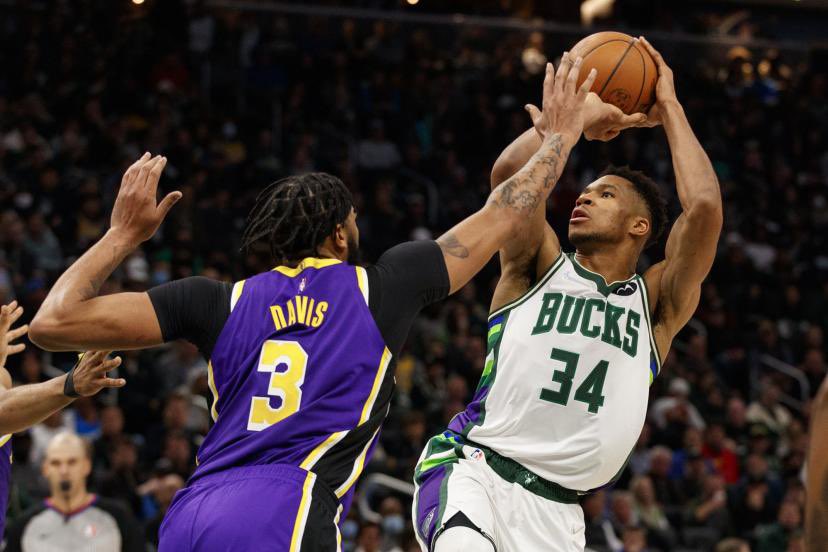 Time_out_show's tweet photo. Le choc de la nuit 💥 ! 

➡️ Milwaukee #Bucks 109-102 Los Angeles #LakeShow  

✅ Dans ce « choc » de la@nuit les Bucks ont su prendre le meilleur sur des Lakers en grande difficulté sans Lebron James ! 

🔥 Énorme match de @Giannis_An34  qui fini avec 47 points 🥵

#NBA75 https://t.co/FasLduAKw8