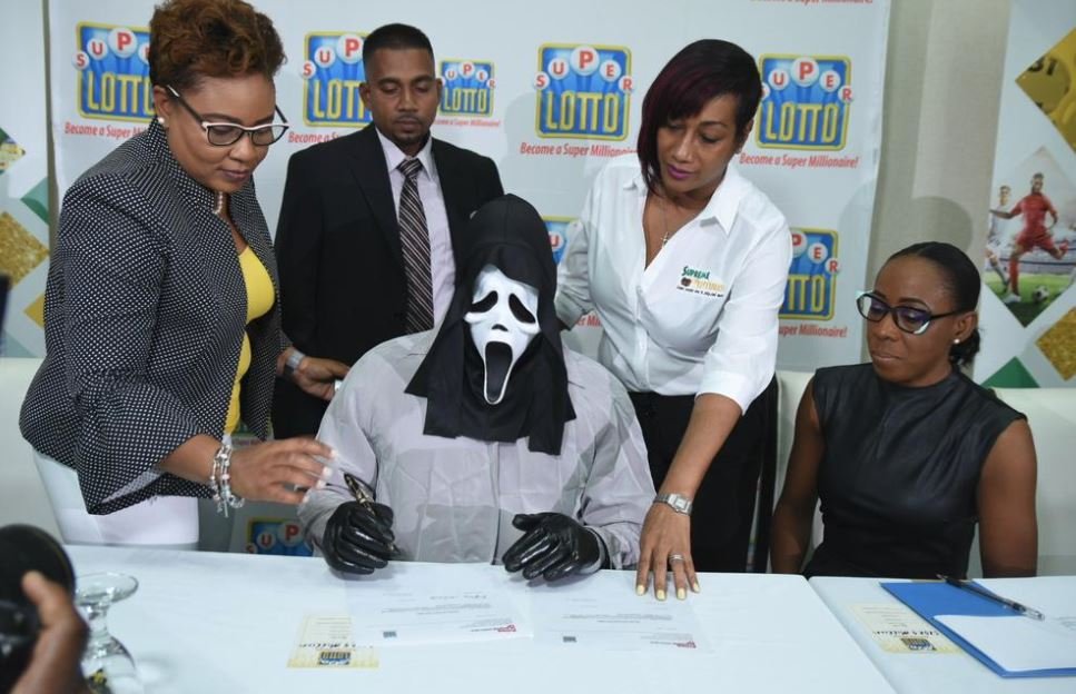 Global_Folder's tweet photo. In 2019, a Jamaican man turned up to collect his winning $1.5 million lottery cheque wearing a Scream mask. He said he wore the mask because he didn't want his relatives hassling him for money. https://t.co/yYyNnWTZUj