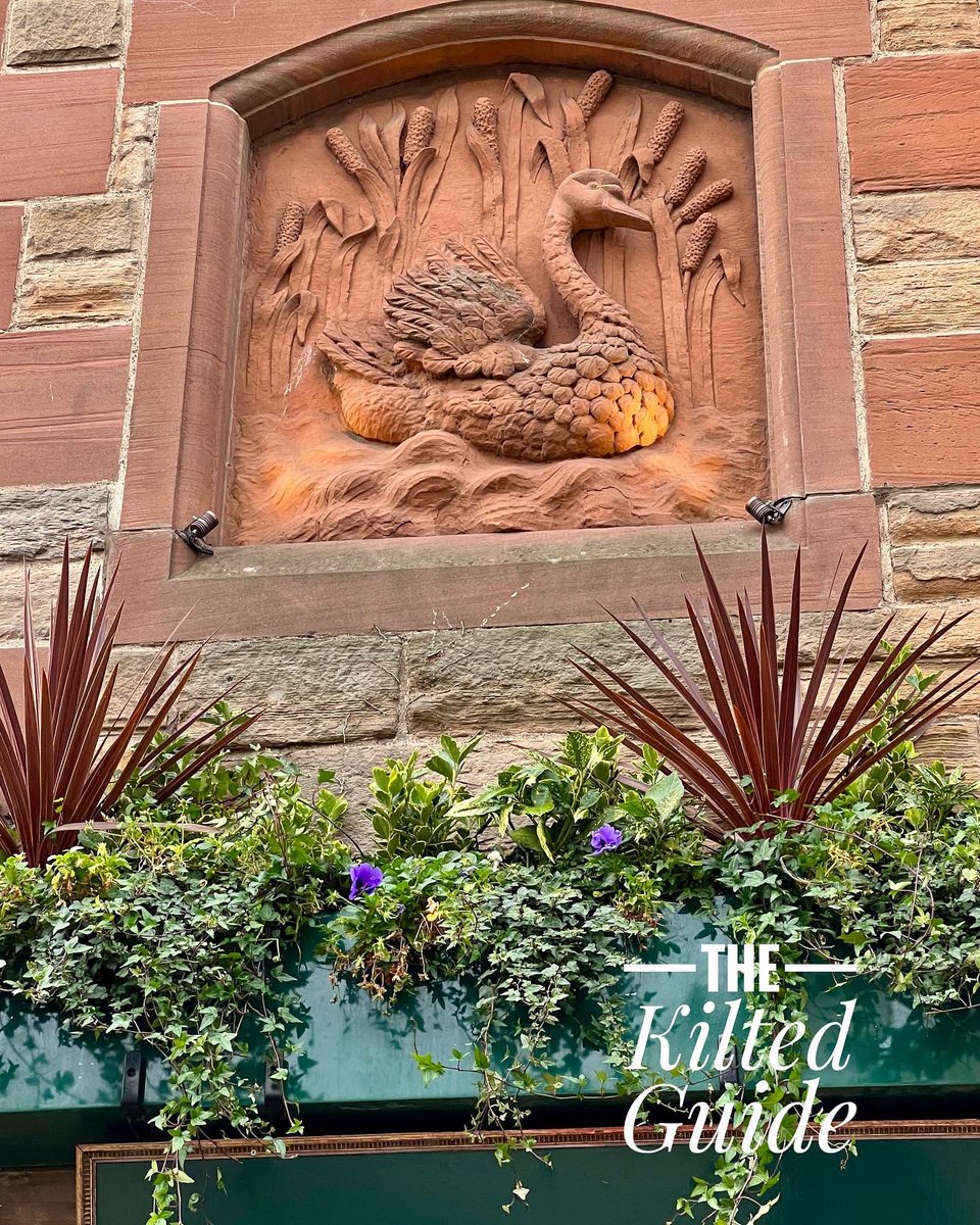kilted_guide's tweet photo. The Roseleaf, formerly a pub called the Black Swan. It was frequented by pirates, smugglers and whalers. The shields depict the Leith Coat of Arms, and a swan.#leith #roseleaf #edinburgh #britainsbestguides @STGAguides #bluebadgetouristguide #professionaltouristguide https://t.co/5yxrERTAK4