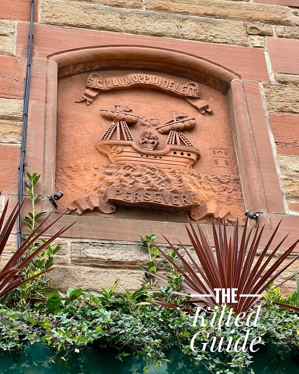 kilted_guide's tweet photo. The Roseleaf, formerly a pub called the Black Swan. It was frequented by pirates, smugglers and whalers. The shields depict the Leith Coat of Arms, and a swan.#leith #roseleaf #edinburgh #britainsbestguides @STGAguides #bluebadgetouristguide #professionaltouristguide https://t.co/5yxrERTAK4