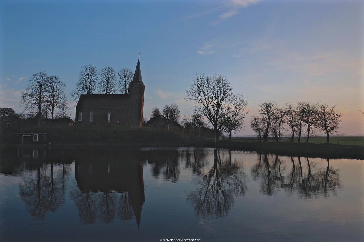 Mooigrunnen's tweet photo. In Eenum staat een van de oudste bakstenen kerken in de Ommelanden. Het romaanse kerkje werd gebouwd in de late twaalfde eeuw.
#eenum #mooigrunnen https://t.co/RB2laOf0rf
