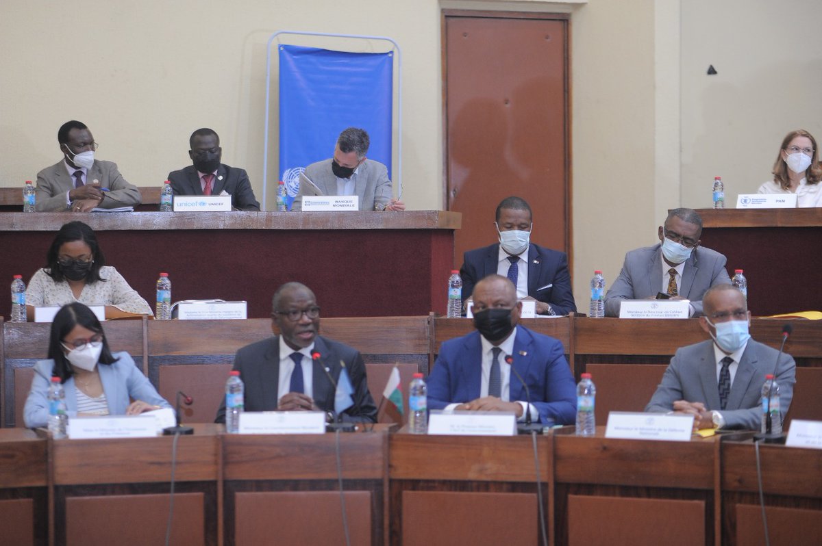 UNMadagascar's tweet photo. @PrimatureMDG et @UNMadagascar ensemble pour le lancement conjoint de  l'appel éclair révisé pour le Grand Sud de Madagascar. 
Besoin de 154.8 millions $ pour sauver des vies notamment en  cette période critique précédent la période de soudure allant jusqu'en avril 2022. https://t.co/3LkkAvjtxT