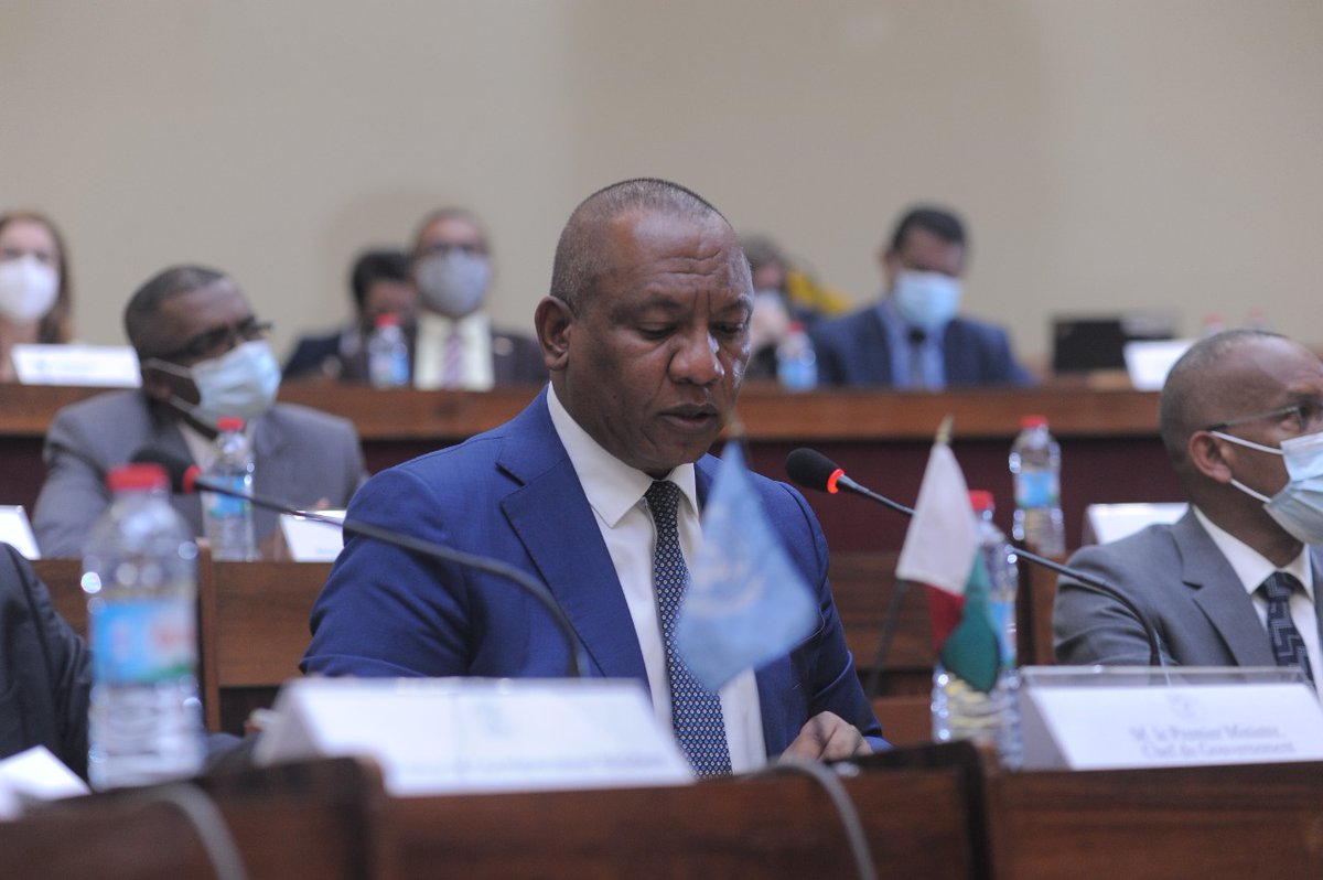 UNMadagascar's tweet photo. @PrimatureMDG et @UNMadagascar ensemble pour le lancement conjoint de  l'appel éclair révisé pour le Grand Sud de Madagascar. 
Besoin de 154.8 millions $ pour sauver des vies notamment en  cette période critique précédent la période de soudure allant jusqu'en avril 2022. https://t.co/3LkkAvjtxT