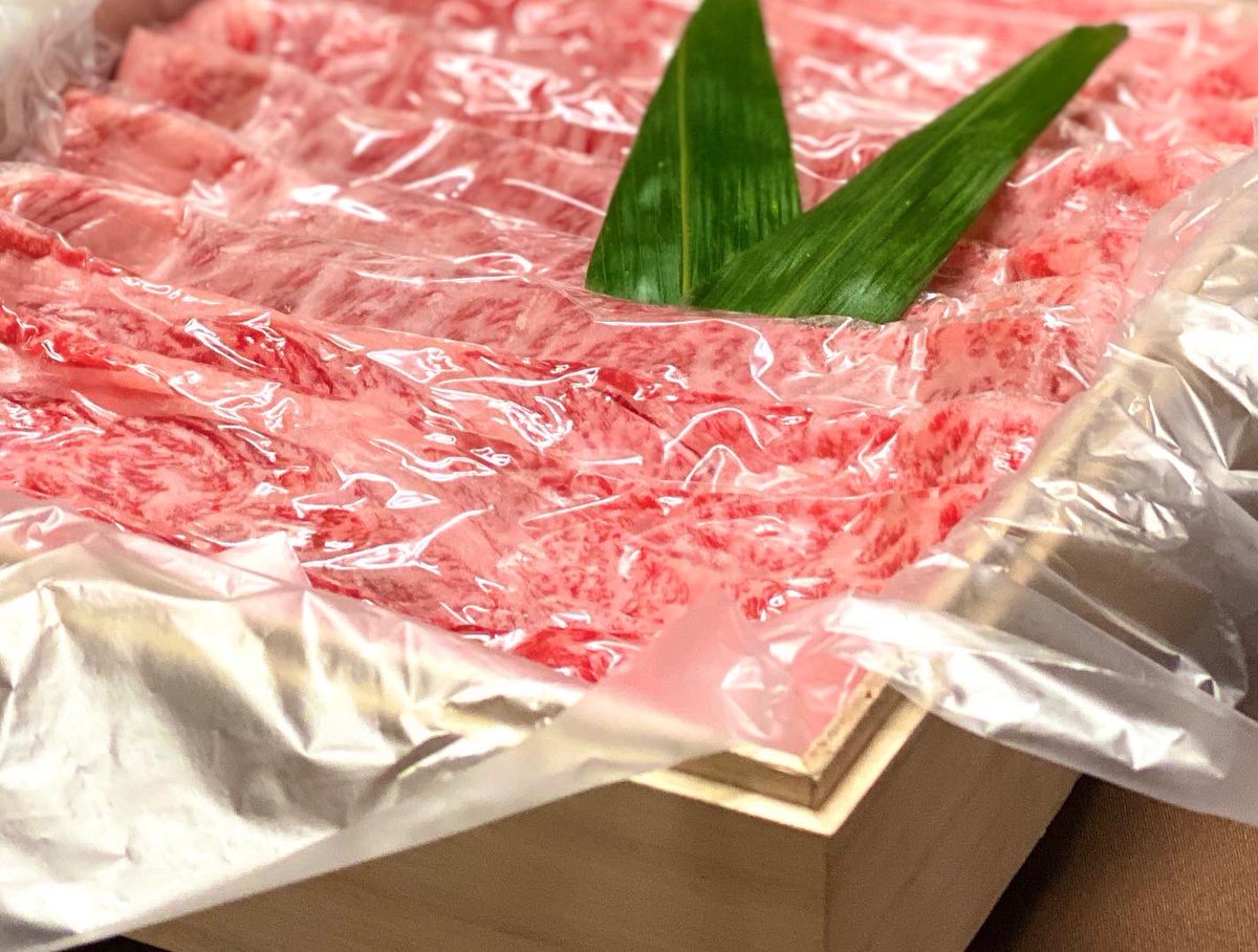 minatoya13's tweet photo. 今日の夕食は、親戚が経営する「銀座 らん月」さんのすき焼き🥘

歯が不要なほど柔らかくて、美味しいお肉で大満足。

有難うございました🥩

#夕食 #親戚 #銀座らん月 #東京 #銀座 #すき焼き #ありがとうございます #銀座グルメ #sukiyaki #rangetsu #ginza #tokyo https://t.co/xY9JsQMbOP