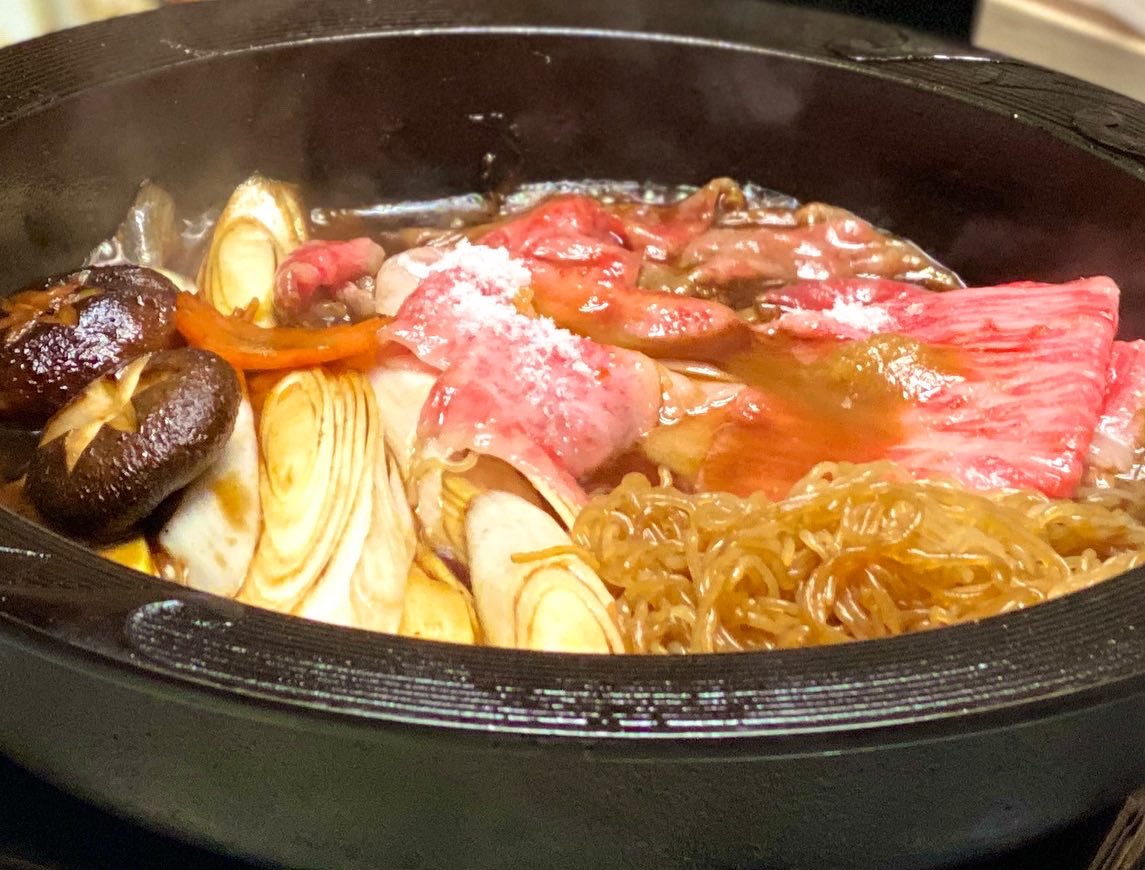 minatoya13's tweet photo. 今日の夕食は、親戚が経営する「銀座 らん月」さんのすき焼き🥘

歯が不要なほど柔らかくて、美味しいお肉で大満足。

有難うございました🥩

#夕食 #親戚 #銀座らん月 #東京 #銀座 #すき焼き #ありがとうございます #銀座グルメ #sukiyaki #rangetsu #ginza #tokyo https://t.co/xY9JsQMbOP