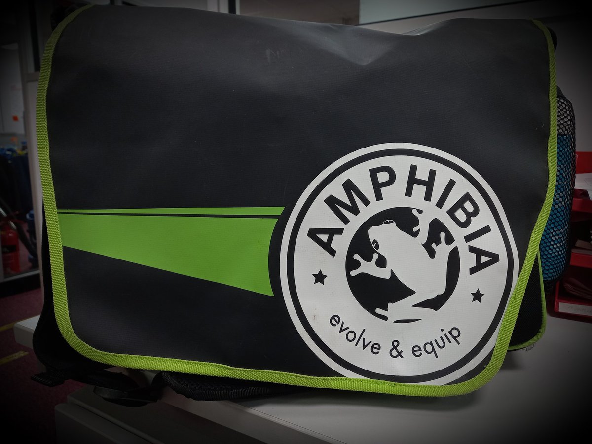 Just_J4mie's tweet photo. "Think we're gonna need a bigger bag!" Moved up to my @AmphibiaSport Transition bag for carrying my gym gear in. My civvies including my boots fit in it, plus snacks etc.
#TransitionThursday
#triathlon #swimbikerun
#fitness #gymluggage
#jamiesjourney ๐ช https://t.co/sIlp9Rav16