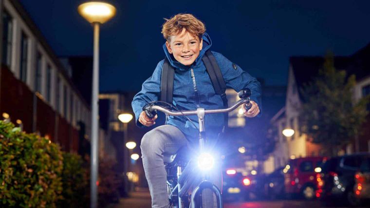 Vanavond controles in stadsdeel Segbroek ! 
De boete voor fietsen zonder licht is  €55. Je kunt deze bekeuring krijgen wanneer je geen fietsverlichting aan hebt staan , wanneer de fietsverlichting knippert of verkeerd is bevestigd. 
<a href="/POL_Segbroek/">Politie Basisteam Segbroek</a>