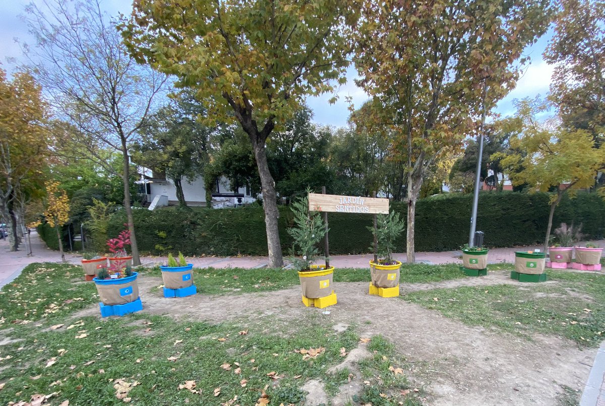 Caul58's tweet photo. Que buena iniciativa de la Fundación Juan XXIII. El Jardín de los Sentidos. Gran variedad de plantas, arbustos y árboles. Muchas gracias @FundacionJuan23 #vicalvaro #haciendobarrio https://t.co/shL3wjBF9L