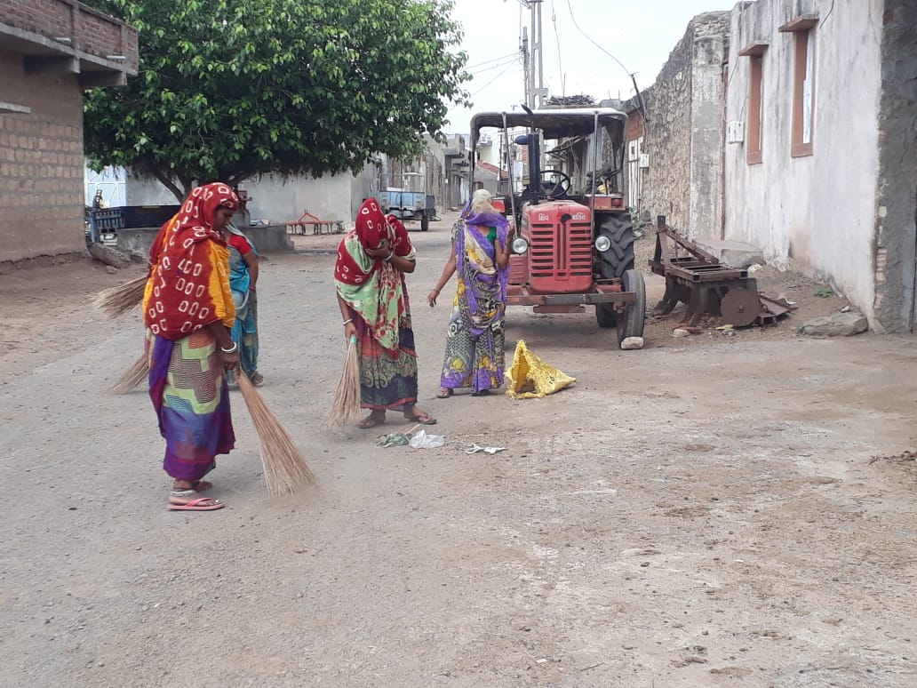 TDOSayla's tweet photo. સાયલા 'આત્મનિર્ભર ગ્રામ યાત્રા' અંતર્ગત સફાઈ અભિયાન અને ભીંતચિત્રો દોરવામાં આવ્યા. @DDOSURENDRANAGR @CollectorSRN @Info_Srn @PrantLimbdi @DevabhaiMalam https://t.co/wXqDr0e5hj