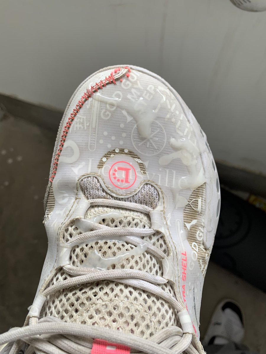 因为同款匹克拖鞋注意到他，趁他去上课溜进他宿舍，换上他的拖鞋，喷射进他的韦德幻影3，不愧是打球的味道很不错😛，再把他的匹克穿走，不知道他下午会不会踩着我的精液打球