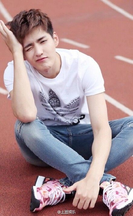 lucyb_oop's tweet photo. I just wanna pinch this cutie's cheeks and then smack him 🥺 https://t.co/I3YyWvaEMm