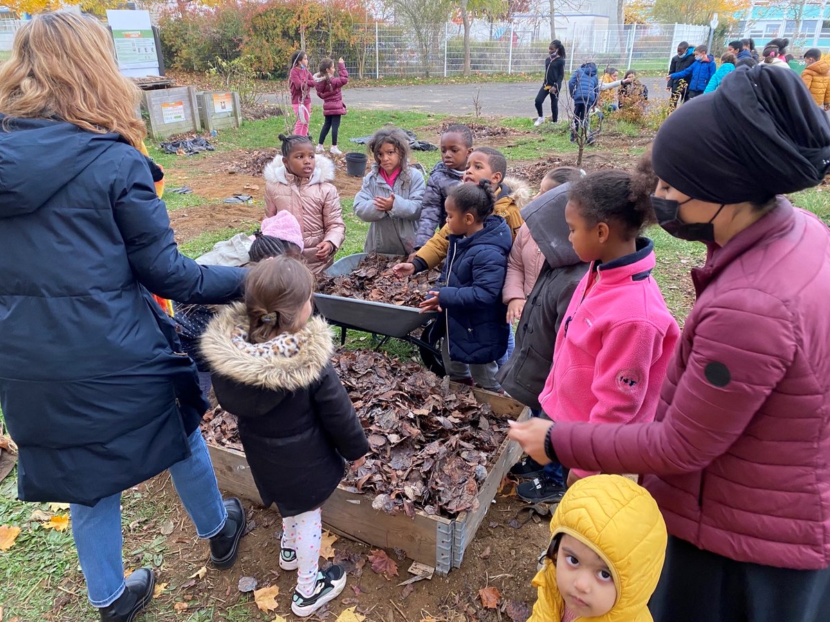 MancelleH's tweet photo. Le jardin pédagogique de la rue Képler a été rafraîchi, remanié et rénové grâce aux partenariats la vie sociale de Mancelle d'Habitation, le centre social Kaléidoscope, la ville du Mans, l’association Jardin du Vivant et les écoles Gérard Philippe et Claude Bernard https://t.co/1gr33Ah8H9