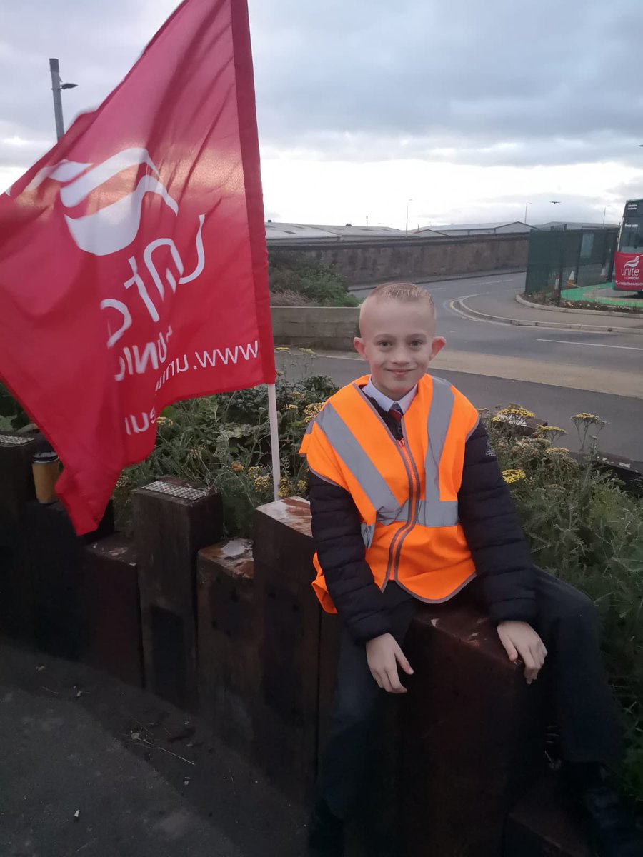 jasonemmarobin2's tweet photo. Owen has been on strike with the bus drivers this morning loved it @ysgolbrynhedydd @arrivabuswales https://t.co/a1ArrlQ0D8