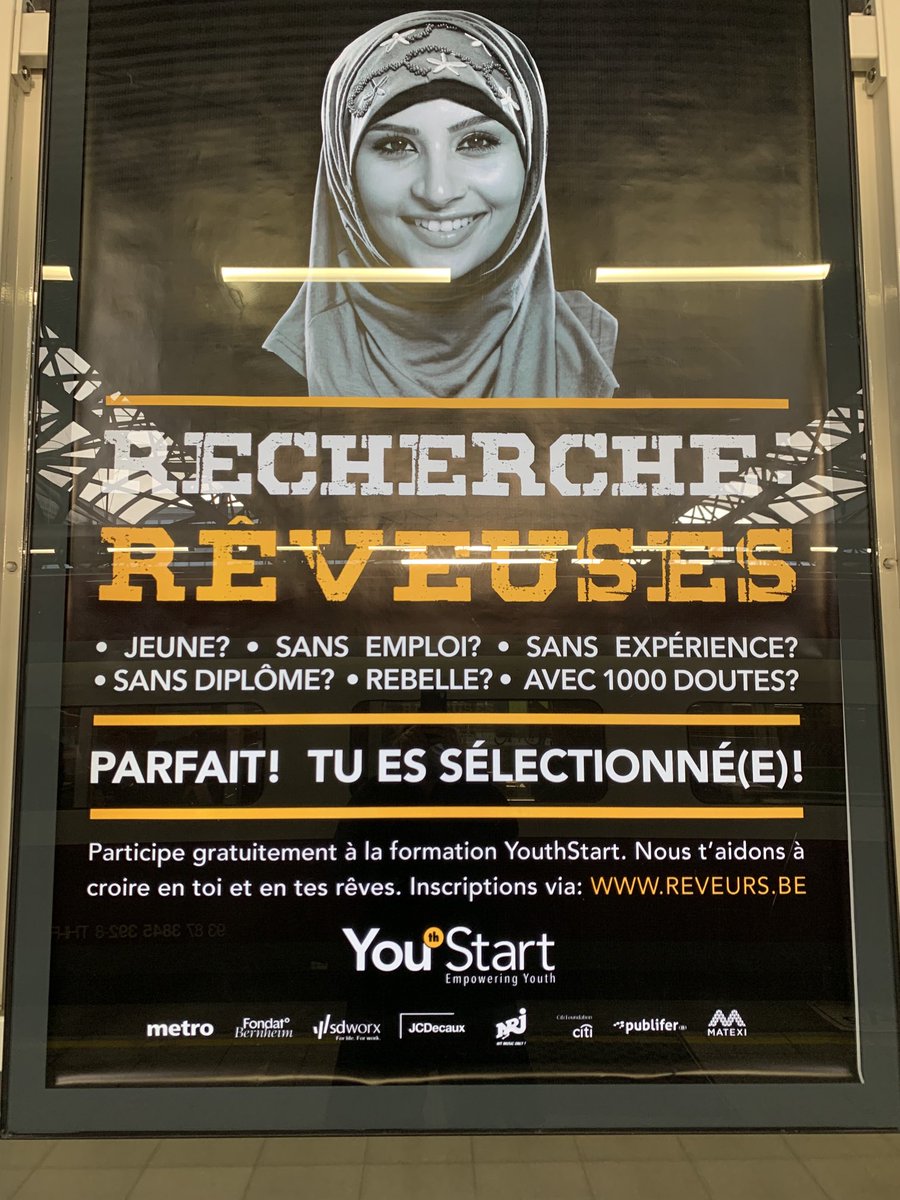 axellelemaire's tweet image. Tiens une anonce sympa, dans la gare de Bruxelles, pour aider les jeunes à retrouver confiance + boulot. On verrait cela en France ? 🤔