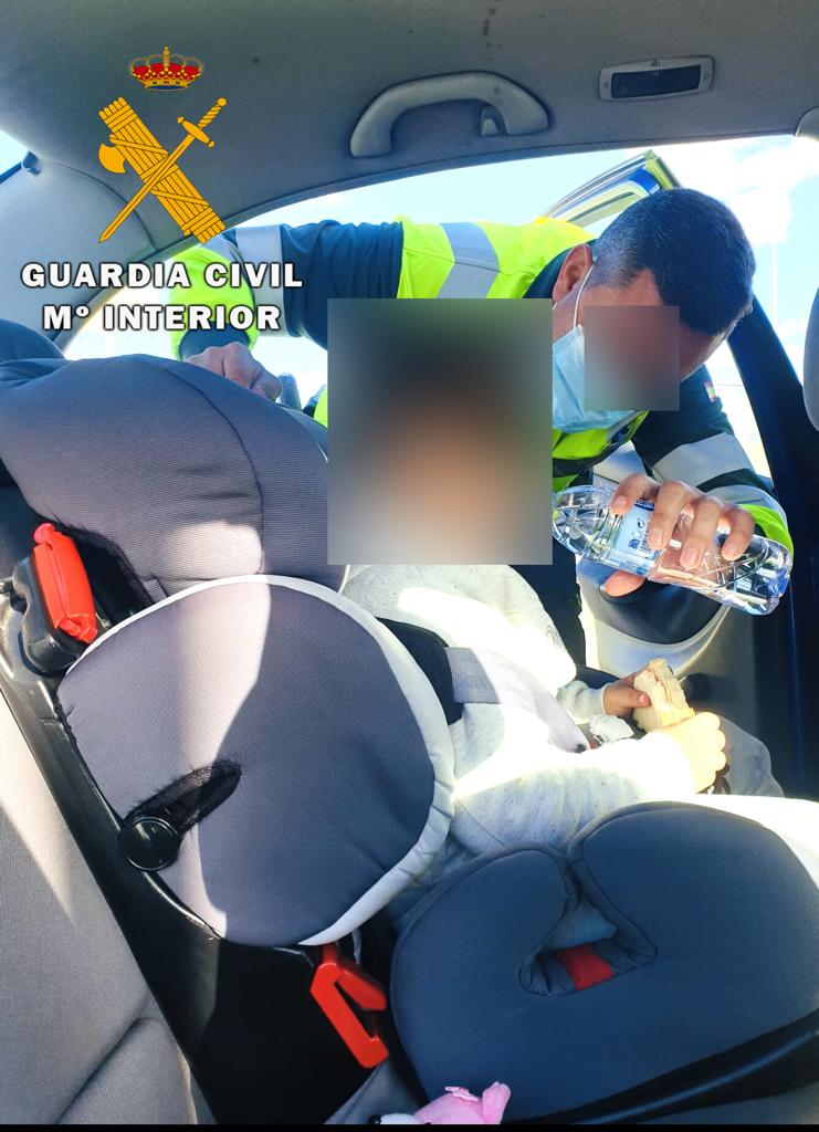 guardiacivil's tweet photo. Mientras el conductor del vehículo se sometía a las pruebas de alcoholemia el menor que viajaba con él por la A-31 manifestó que tenía hambre y sed. Uno de los guardias civiles no dudo en comprarle un sándwich y una botella de agua, cosa que este agradeció.

#SeguridadVial https://t.co/NF6ba0vAKL