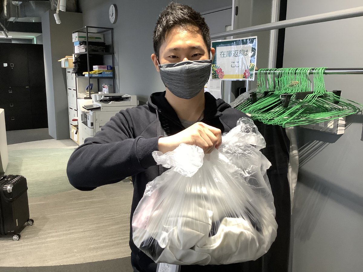 ZIPAIRTokyo's tweet photo. /
私たちの #SDGs の取り組みをご紹介🍀
\
制服納品時に使用されているビニール袋🛍
それを捨てずに保管しておき…
⬇️
制服をクリーニングに出す際に再利用😊
小さなことからコツコツと取り組みます💪
#SDGsを考える
#ZIPAIR
#NEWBASICAIRLINE https://t.co/I25teNNj7a