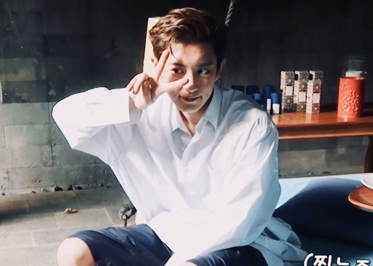 cyhourly's tweet photo. 엑소 찬열  #CHANYEOL #찬열 #チャニョル #灿烈 https://t.co/YCh9xc9p36