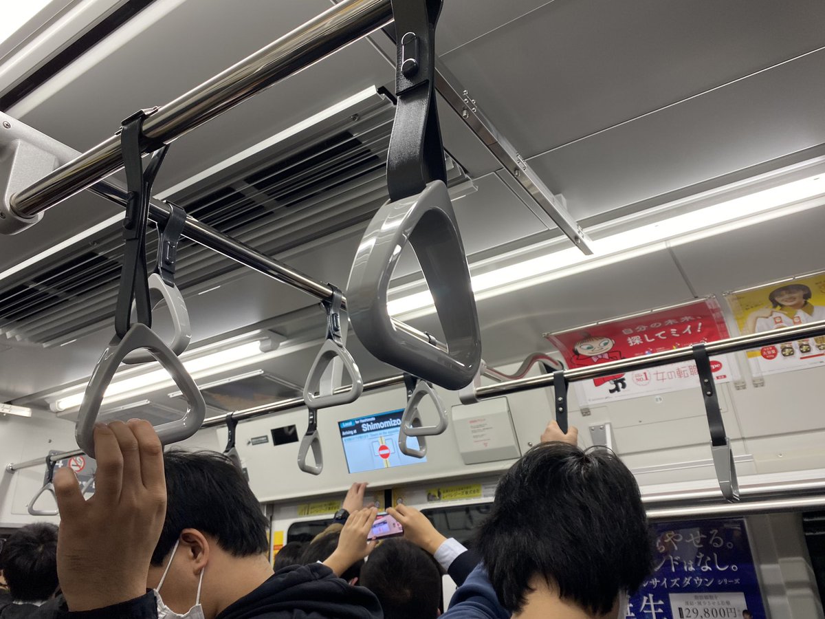 TAKATUKI_8181's tweet photo. 相模線のE131系一番列車の4号車はほぼ鉄オタ専用車両になってる https://t.co/5KPPrMXR9D