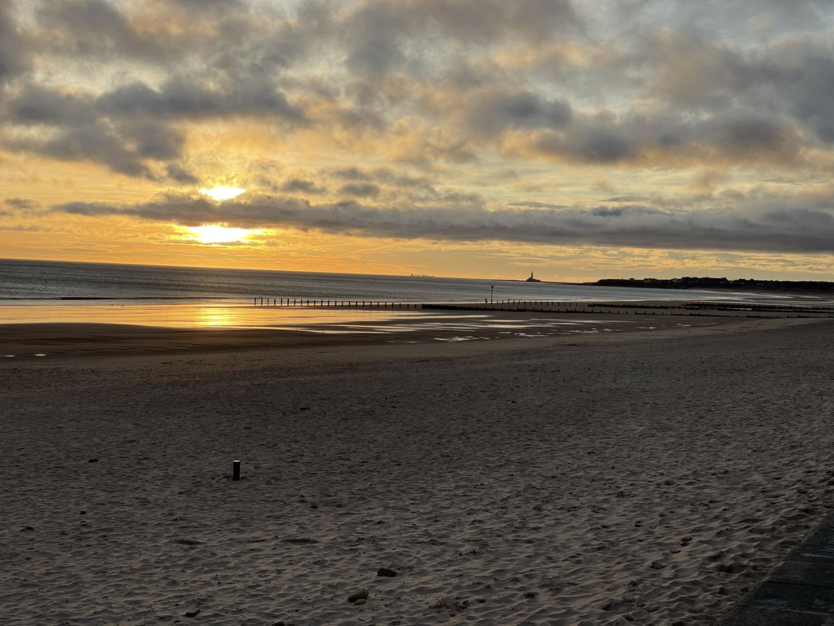 In_to_recovery's tweet photo. Great walk along the coast at #Blyth to start the day. Looking forward to meeting up with @JohnLid04069317 @oonaghmal today to talk all things recovery. #RecoveryInCommunity #RecoveryTalks https://t.co/7ILUlRPdER