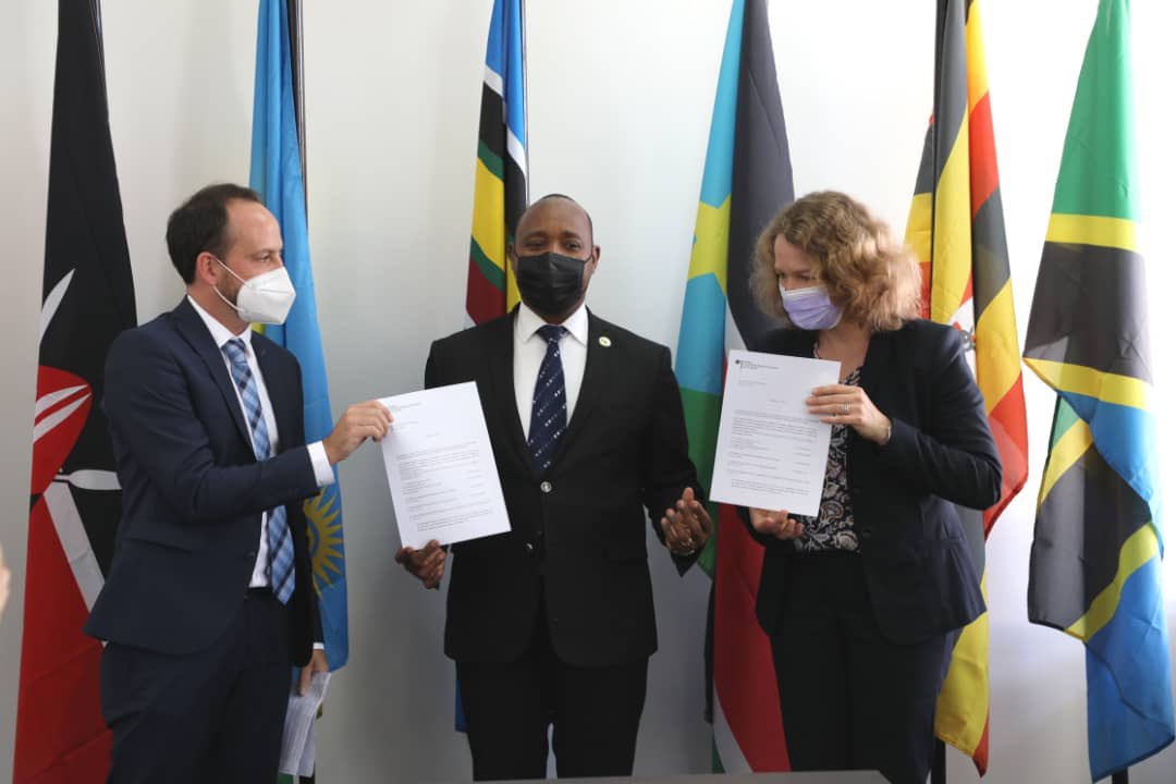 GermanyTanzania's tweet photo. 🇩🇪 &amp; @jumuiya held consultations to agree on priorities for the future dev. cooperation. 🇩🇪 committed additional funds of approx. 29 bil 🇹🇿 shillings &amp; a financing agreement for phase II of a project to promote sustainable 🌊 management @EAC_LVBC for  26,5 bil 🇹🇿 shs. was signed. https://t.co/Vqr6U8yas1