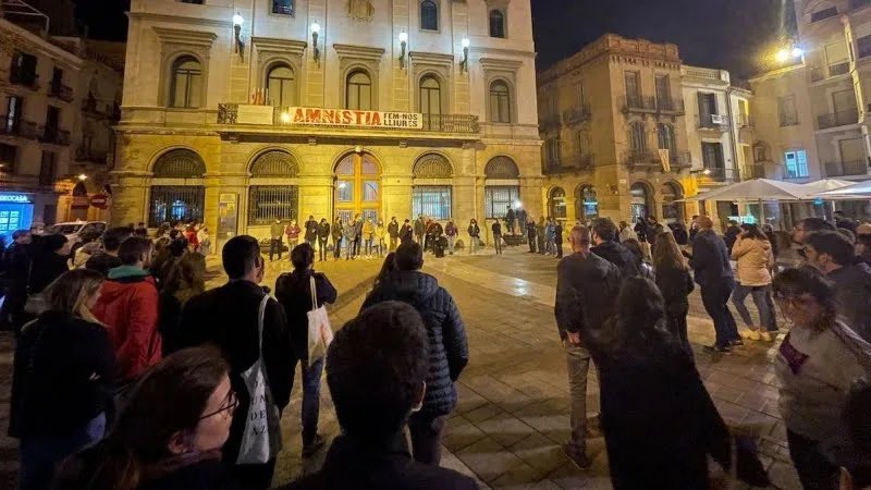 En Igualada a la menor violada la operan por cuarta vez. Ha quedado sorda de un oido. Unas decenas de personas valientes han salido a manifestarse. Unas decenas. 
Puede que la sociedad para algunos asuntos haya quedado desensibilizada por completo. 
Qué triste.