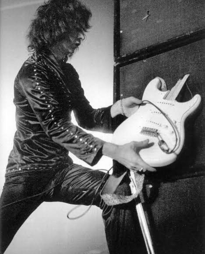 Разбивает гитару. Ричи Блэкмор. Ritchie Blackmore разбивает гитару. Гитара Ричи Блэкмора. Ричи Блэкмор 70-е.