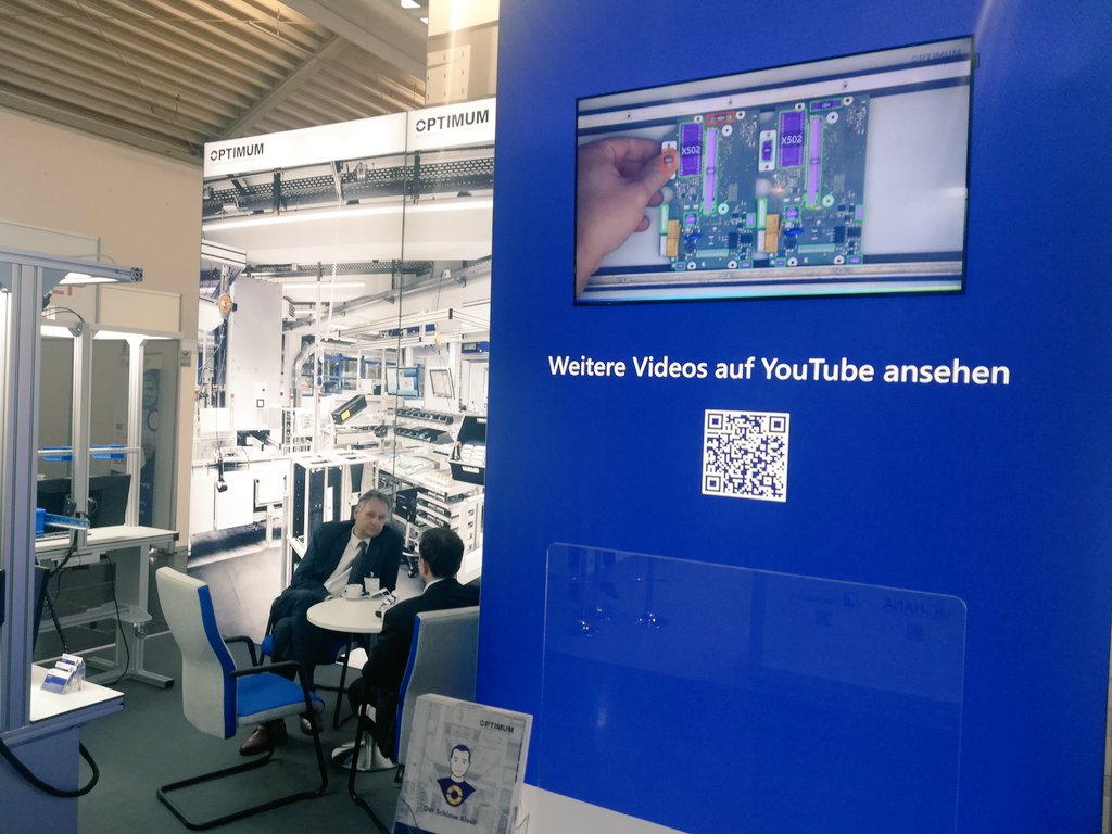 OptimumGmbh's tweet photo. ONTOUR 🚗
Na, schon wach? Wie wär's mit nem ☕? Unsere #SchlauerKlaus ist bereits startklar um Ihre Qualität zu sichern. 
3. Tag @productronica ( #prod21 ) nach wie vor finden Sie uns in Halle B2 Stand 512 #Qualitätssicherung für #Elektronik #Automotive #Medizintechnik #Luftfahrt https://t.co/7nGZbtcsiD