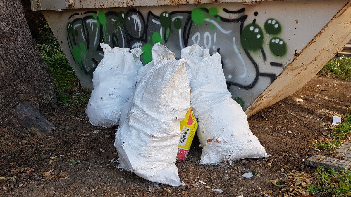 lloretdedalt's tweet photo. 👷🏻♂️Comencem la neteja popular a la Mina Melitrons amb la primera troballa:
6 sacs de runa que algú ja ha "depositat" aquesta nit🤬
🎉🥂 Bona diada de #SantRomà2021
#lloretdedalt #lloretdemar #mylloret #netejapopular https://t.co/hTSLHhokKi