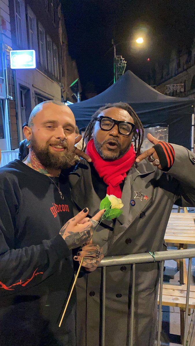 JACKTHARIPPER13's tweet photo. So this happened the other day, seen @Benjiwebbe in Newport, he got me a rose. 

Yes I am super baked in this https://t.co/JfYWdjABkK