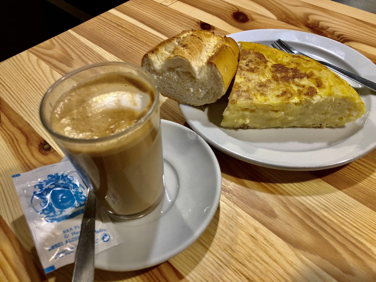 Hoy #jueves es un buen día para un #desayuno de #cafe y pincho de #tortilla 👌🏻
.
@lastortillasdelauragesc 
<a href="/desayunacoruna/">Desayuna Coruña</a> #breakfast #colazione #petitdejeneur #fruhstuck #españa  #food #madrid  #spain #coffeetime