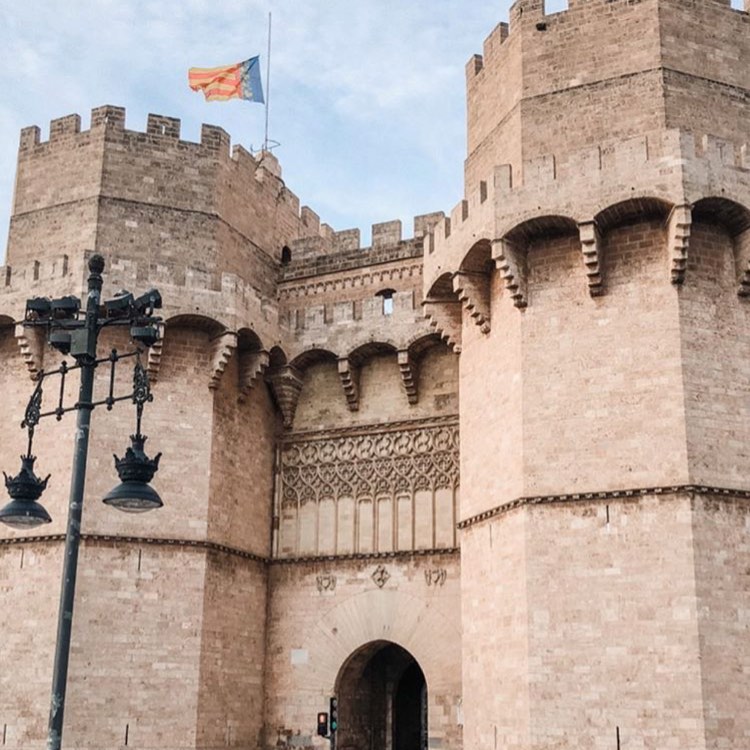 YouVLC's tweet image. CIERRAN LAS PUERTAS

Daos prisa, porque el día acaba y las puertas de la ciudad cierran. Así es como marcaban el día a día de la Valencia medieval las Torres de Serranos, una de las puertas de la ciudad. Bona nit.