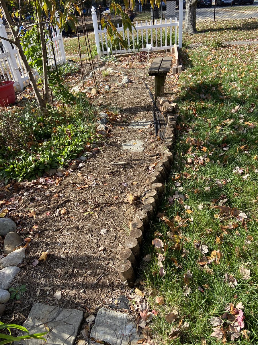 ACPSGardens's tweet photo. @BarrettElem Hopefully these borders will help keep weeds out of the garden! Castle Bricks are a quick easy option for starting a raised garden bed. https://t.co/LePi4mWJBH