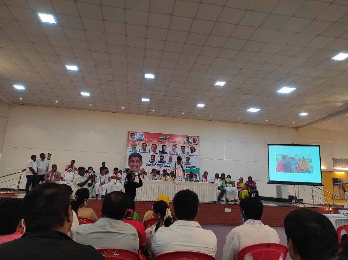 Nanna_Karnataka's tweet photo. ಬೆಂಗಳೂರು ದಕ್ಷಿಣ ವಿಧಾನಸಭಾ ಕ್ಷೇತ್ರದಲ್ಲಿ ಕಾಂಗ್ರೆಸ್ ಪಕ್ಷದ ಸದಸ್ಯತ್ವ ನೋಂದಣಿ ಅಭಿಯಾನ ಮತ್ತು ಜನಜಾಗೃತಿ ಕಾರ್ಯಕ್ರಮ ನಡೆಸಲಾಯಿತು.

ಸಂಸದರಾದ @DKSureshINC ಅವರು ಸೇರಿದಂತೆ ಹಲವು ಕಾಂಗ್ರೆಸ್ ಮುಖಂಡರು, ಕಾರ್ಯಕರ್ತರು ಹಾಗೂ 
ಪದಾಧಿಕಾರಿಗಳು ಉಪಸ್ತಿತರಿದ್ದರು. 
#JoinCongressSaveKarnataka #Congress #Karnataka https://t.co/uOdUe3ihvS