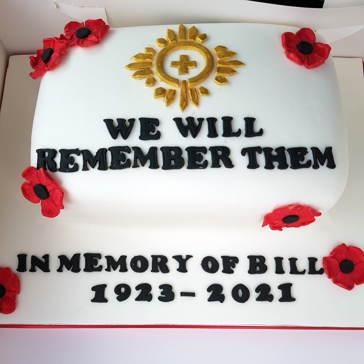 StarandGarter's tweet photo. Kay &amp; Nigel delivered this beautiful cake to our #Solihull Home to mark the end of their #milleniumway challenge on #RemembranceDay and to honour Kay’s father.
 
Their amazing challenge raised over £2,500 to support our military family and in loving memory of Bill. https://t.co/ustFM8A5DX