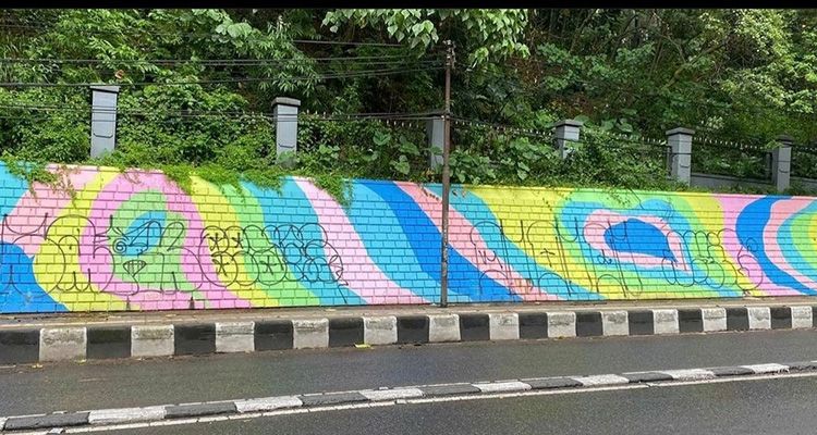 Belum lama menikmati hiasan mural di daerah baksil &amp; pasupati. Kini sudah mulai dicoreti vandalisme kembali 😢

📸 : <a href="/rezaperkusi/">Reza Icha Perkusi</a>