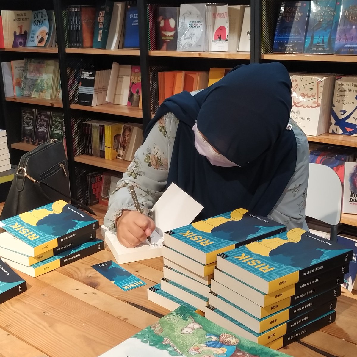 KedaiFixi's tweet photo. Aksi @rashidah_roseli ketika sedang otograf buku beliau berjudul #RISIK Anda kini boleh mendapatkan buku #RISIK lengkap dengan otograf penulis di Kedai Fixi Sunway Putra Mall. Stok adalah terhad. 

#3BukuFixiRM50 
#SemarakMembaca 
#kedaifixi https://t.co/yrvtPzveYS