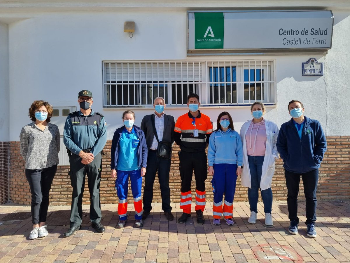 saludsurgranada's tweet photo. Continuamos la colaboración con @guardiacivil y @policia para la formación y difusión del #planContraAgresiones a profesionales del #SSPA.  En esa ocasión, Braulio, de la #comandancia de #Motril y Manuel, #UPRL @saludsurgranada con personal #UGCCastell. #StopAgresiones. https://t.co/RpgE1mNsAZ