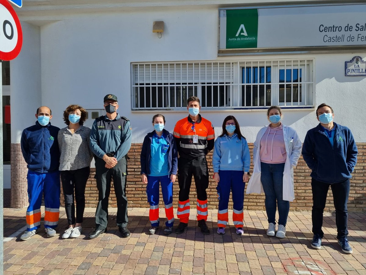 saludsurgranada's tweet photo. Continuamos la colaboración con @guardiacivil y @policia para la formación y difusión del #planContraAgresiones a profesionales del #SSPA.  En esa ocasión, Braulio, de la #comandancia de #Motril y Manuel, #UPRL @saludsurgranada con personal #UGCCastell. #StopAgresiones. https://t.co/RpgE1mNsAZ