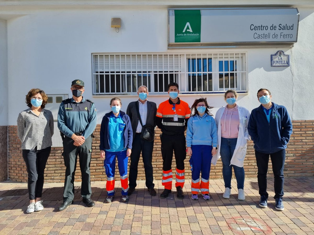 saludsurgranada's tweet photo. Continuamos la colaboración con @guardiacivil y @policia para la formación y difusión del #planContraAgresiones a profesionales del #SSPA.  En esa ocasión, Braulio, de la #comandancia de #Motril y Manuel, #UPRL @saludsurgranada con personal #UGCCastell. #StopAgresiones. https://t.co/RpgE1mNsAZ