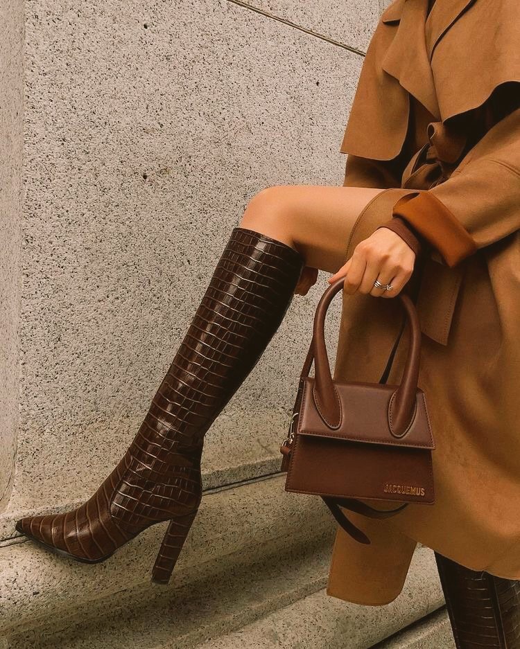 These boots are made for walkin 🔥 🔥

Pd: ¿A que no sabéis quien ha llegado a la reunión una hora antes? Siempre diva y puntual 😌