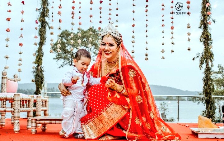 GossipsTv's tweet photo. #SuperExclusive
Inside photos from #PujaBanerjee , #KunalVerma 's traditional Bengali style wedding in attendance of son #Krishiv!!
@GossipsTv
#4SaalBemisaalOfGtv https://t.co/wsEVpmaipd