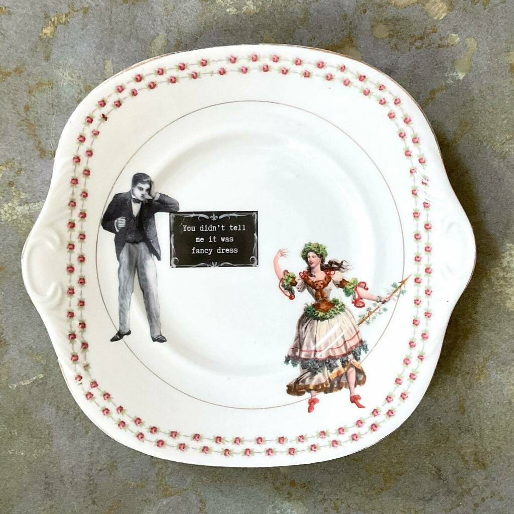 alijoedesigns's tweet photo. ‘THE DRESS CODE’.
That time of year again.
The trauma of getting it wrong 😜.
.
.
.
#dresscode #fancydress #decorativeplate #uniquegiftidea #xmasdecor #alternativexmasdecoration #wrongoutfit #silentmoviestyle #thisiswhyihavetothriftshopeveryday #make… https://t.co/kNqeEs7Z8k https://t.co/DrizYGW7vw